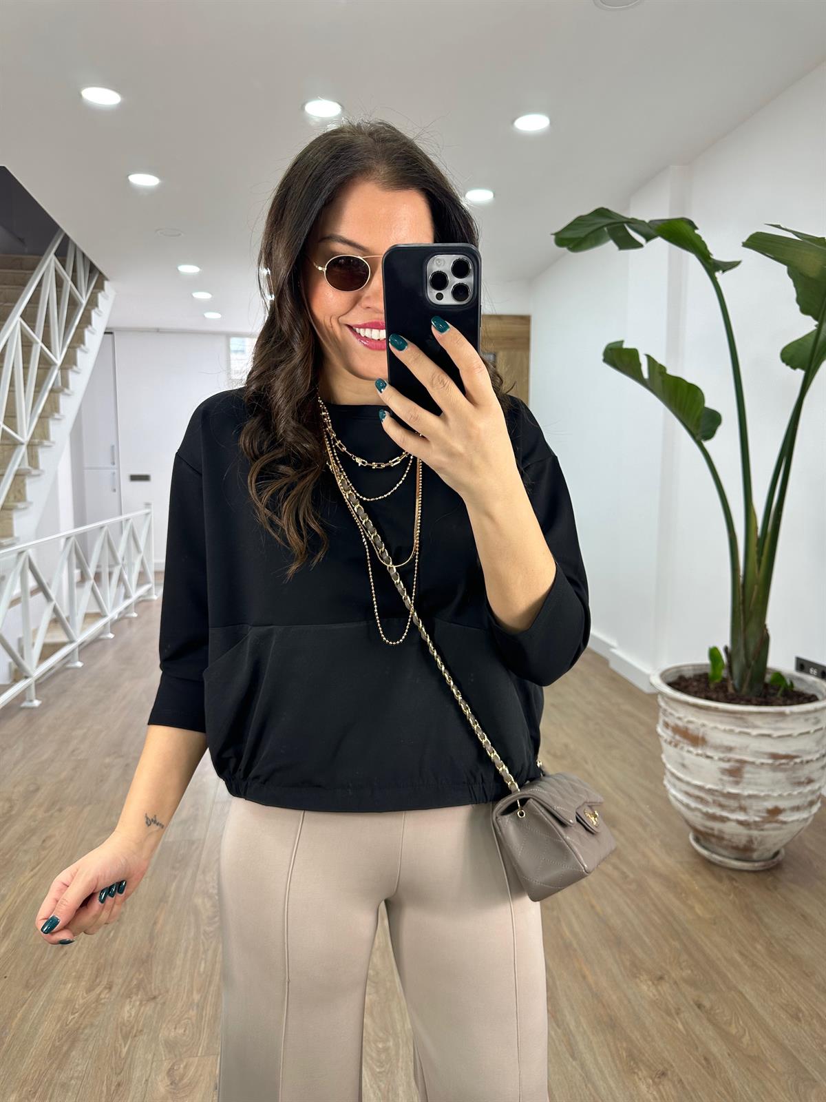 Arkası Gömlek Detaylı Cepli Sweatshirt-Siyah