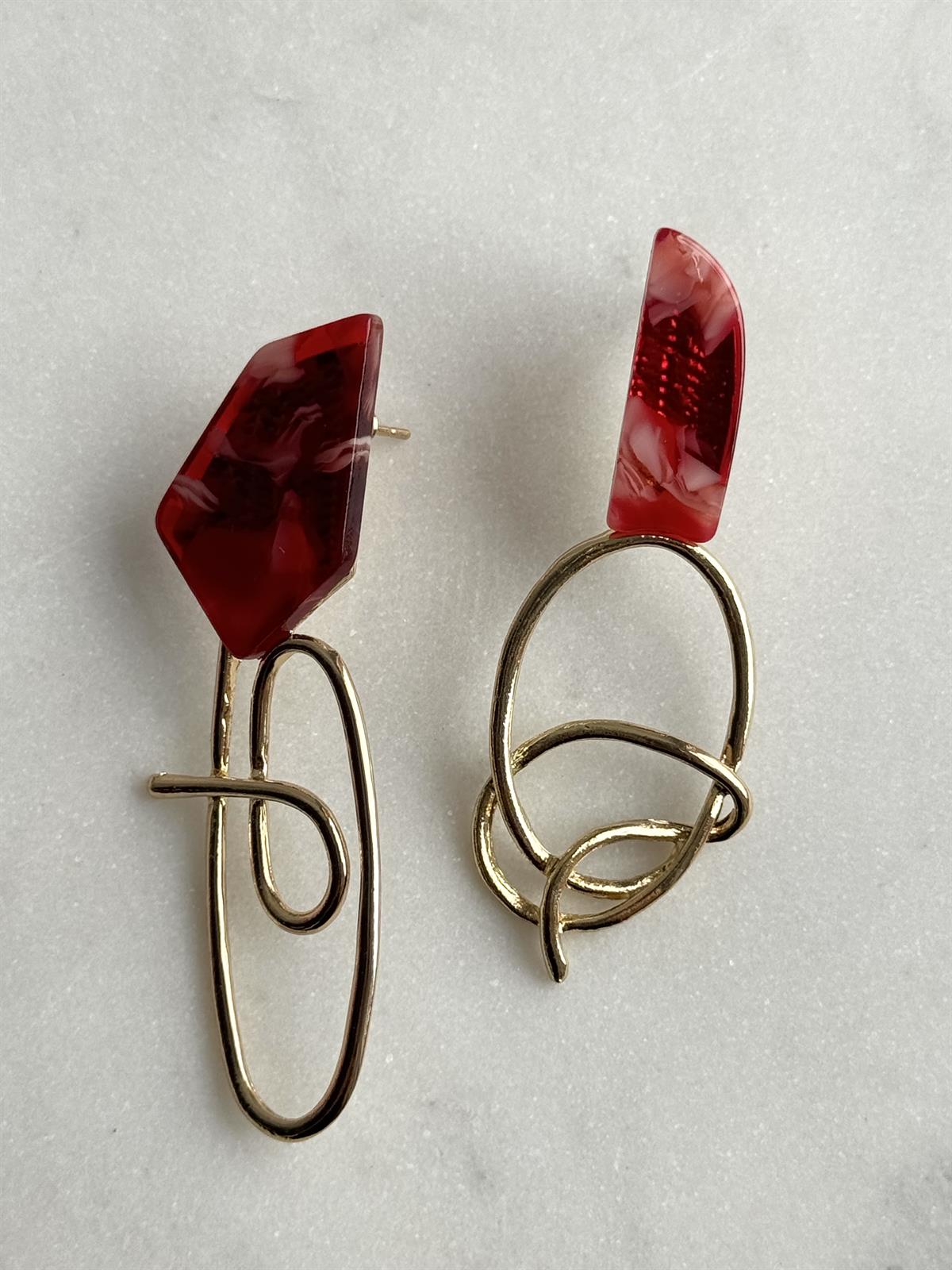 Asimetrik Doğal Taş Detay Kırmızı Gold Küpe 5,5cm