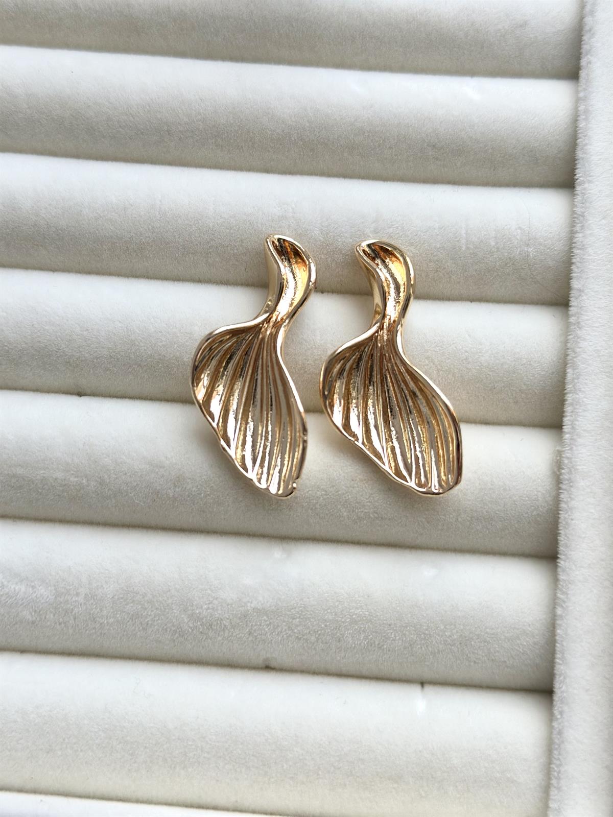 Asimetrik Oval Tırtıklı Plaka Gold Küpe