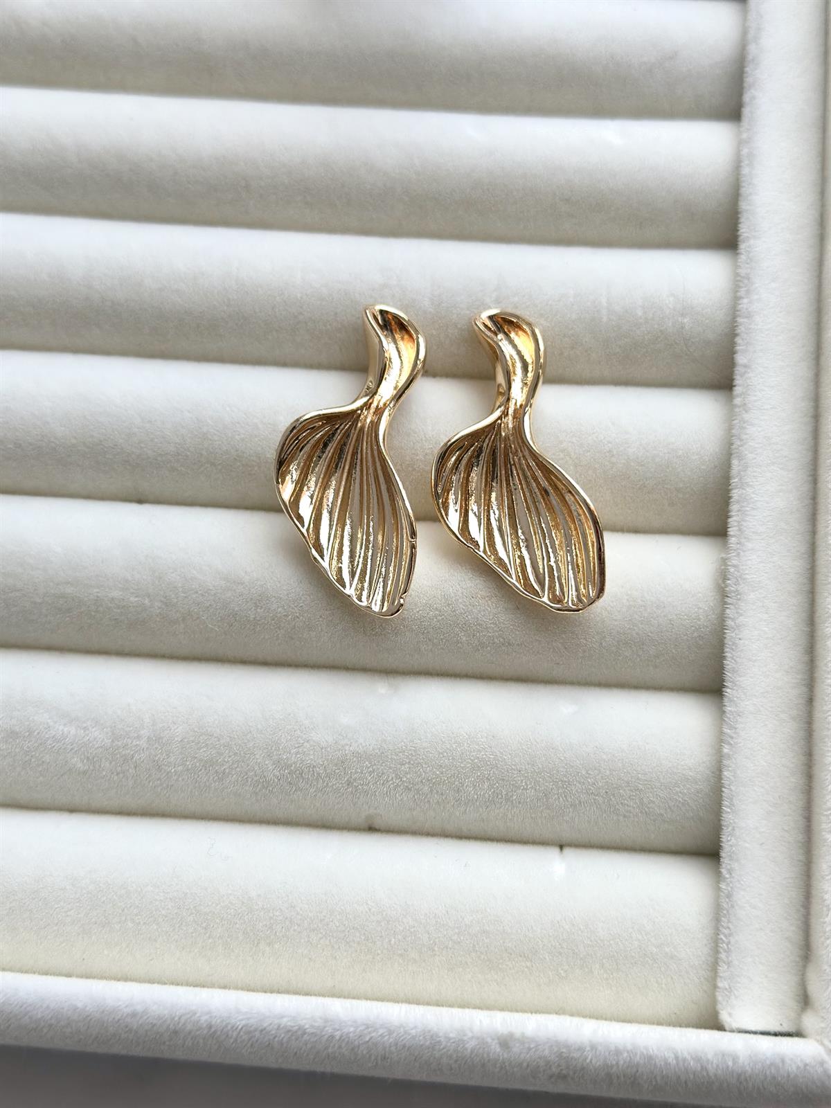 Asimetrik Oval Tırtıklı Plaka Gold Küpe