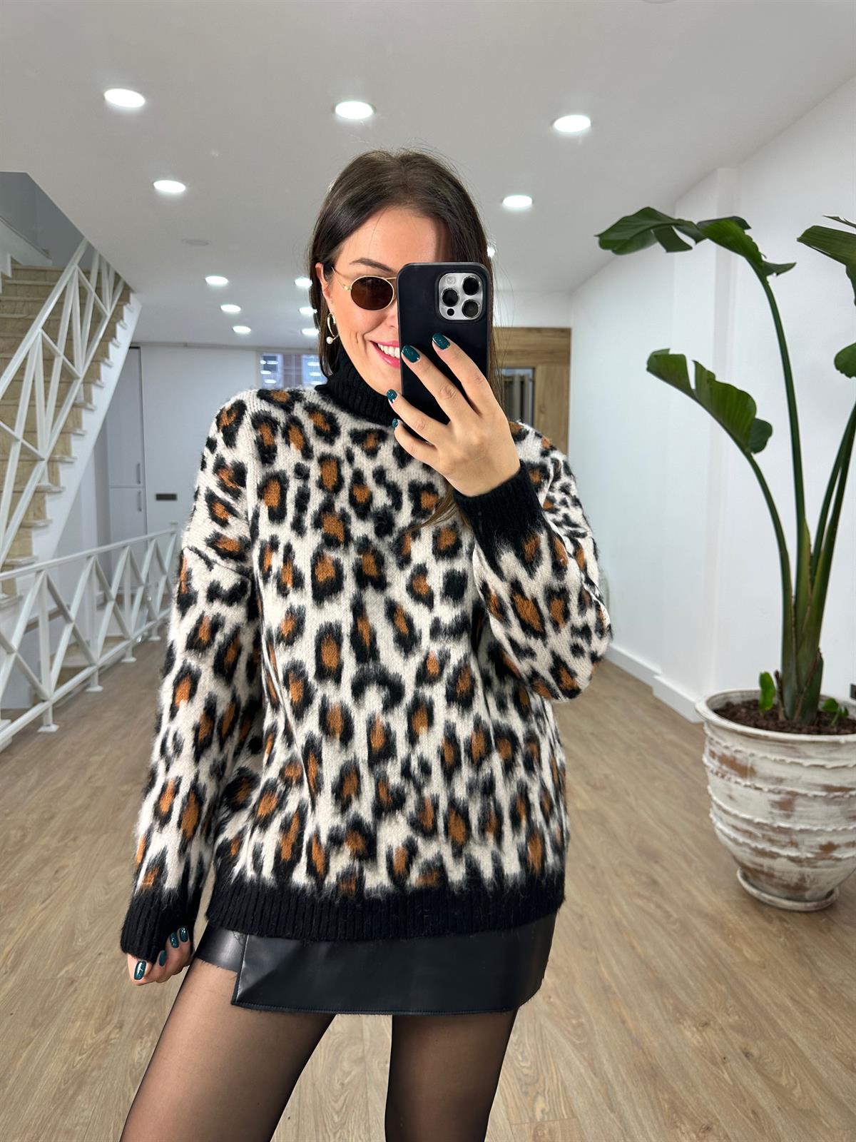 Balıkçı Yaka Leopar Desen Tüylü Kazak