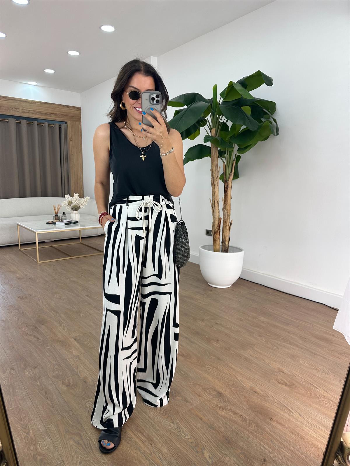 Beli Bağcıklı Bol Paça Pantolon - Siyah