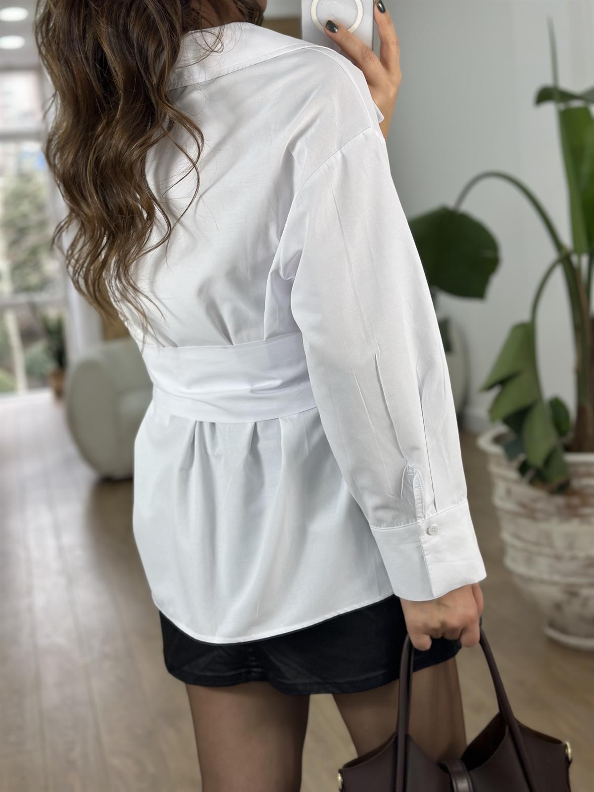 Beli Bağlamalı Açık Yaka Gömlek - Beyaz