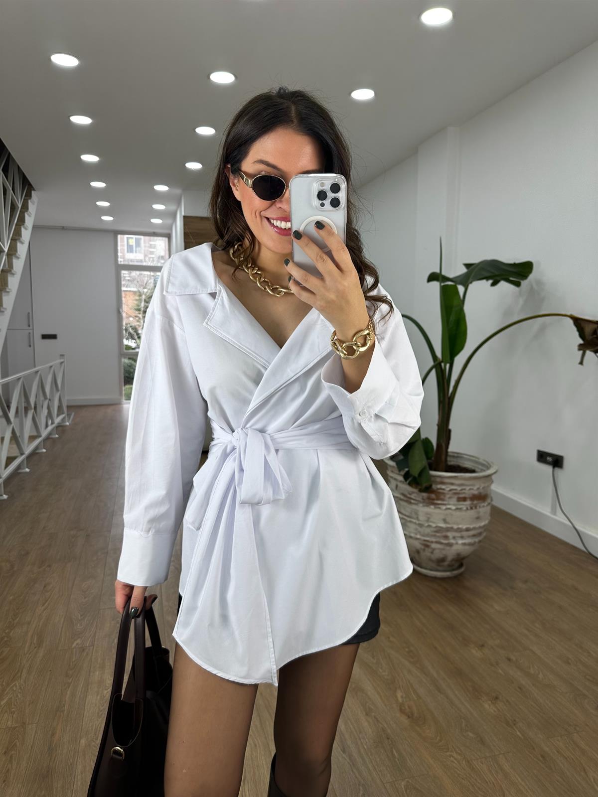 Beli Bağlamalı Açık Yaka Gömlek - Beyaz