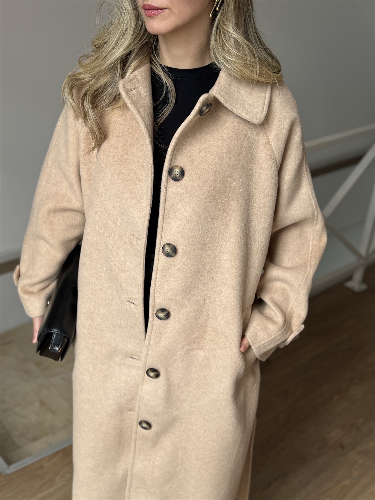 Beli Kuşaklı Arkası Yırtmaçlı Yün Kaban - Bej