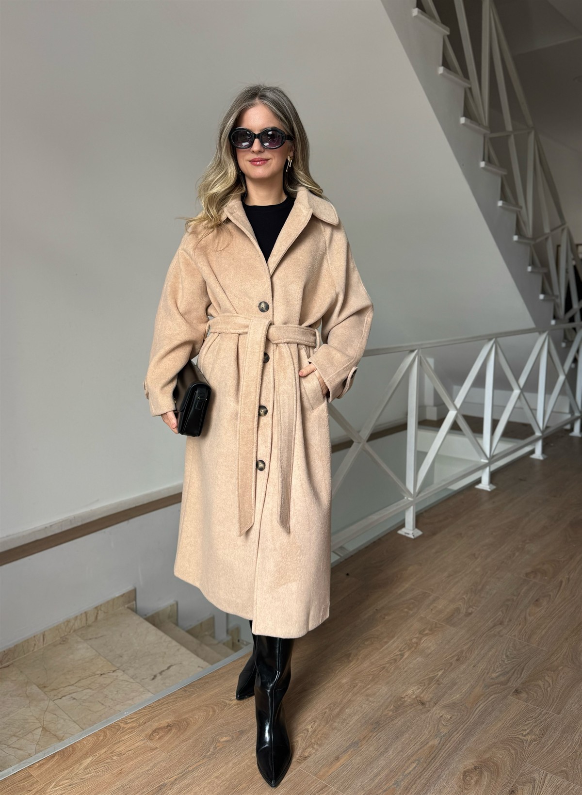 Beli Kuşaklı Arkası Yırtmaçlı Yün Kaban - Bej