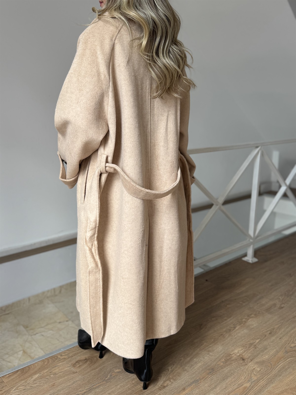 Beli Kuşaklı Arkası Yırtmaçlı Yün Kaban - Bej