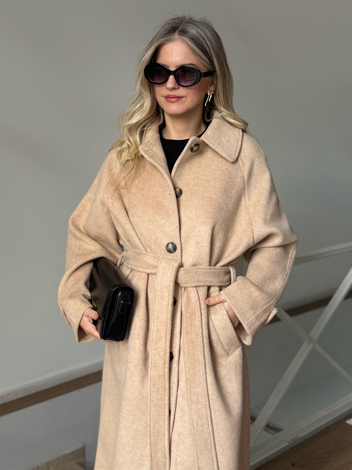 Beli Kuşaklı Arkası Yırtmaçlı Yün Kaban - Bej