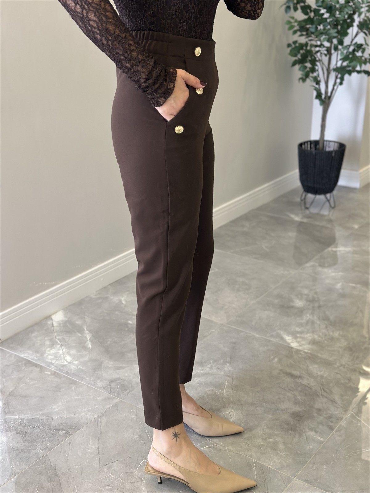 Beli Lastikli Gold Düğmeli Havuç Pantolon - Kahverengi