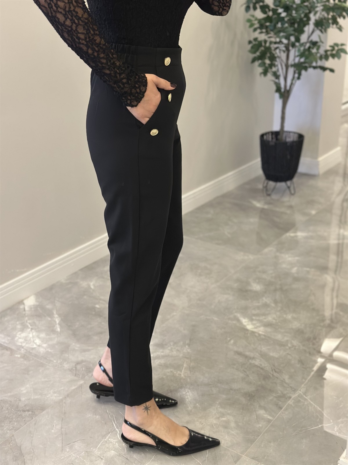 Beli Lastikli Gold Düğmeli Havuç Pantolon - Siyah