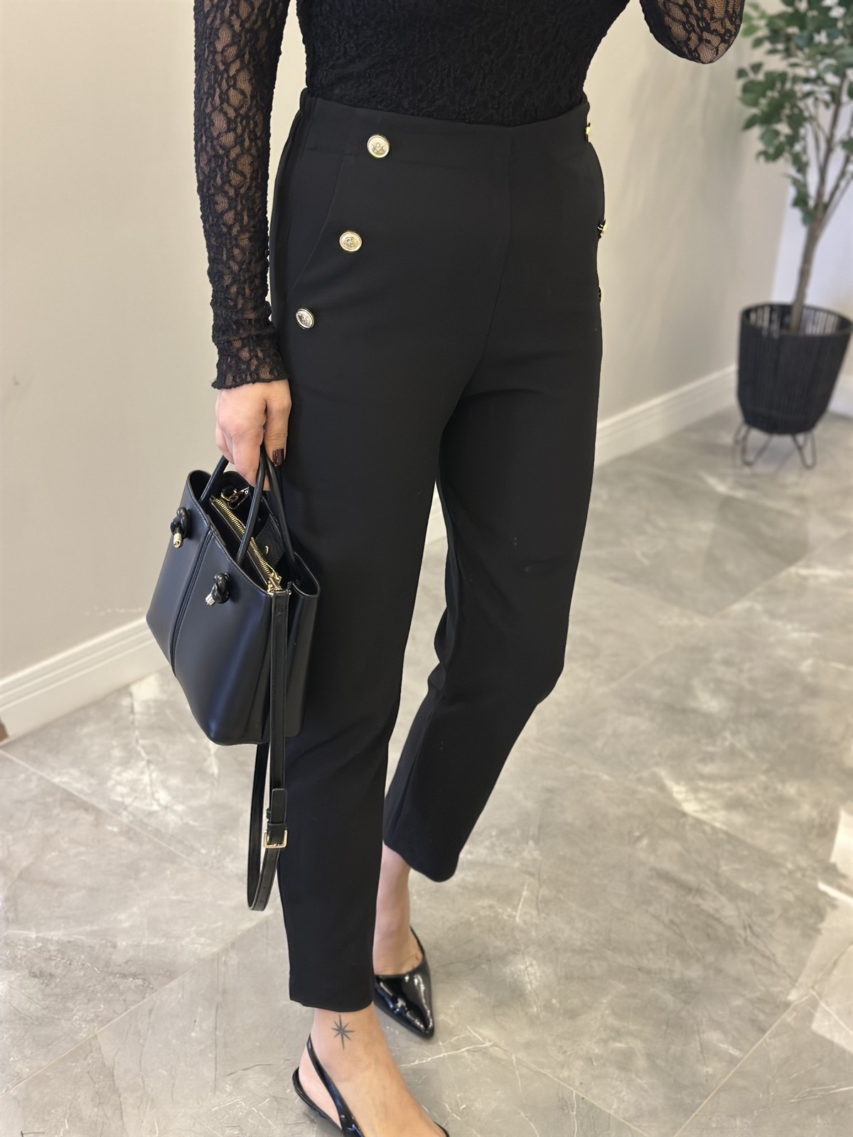 Beli Lastikli Gold Düğmeli Havuç Pantolon - Siyah