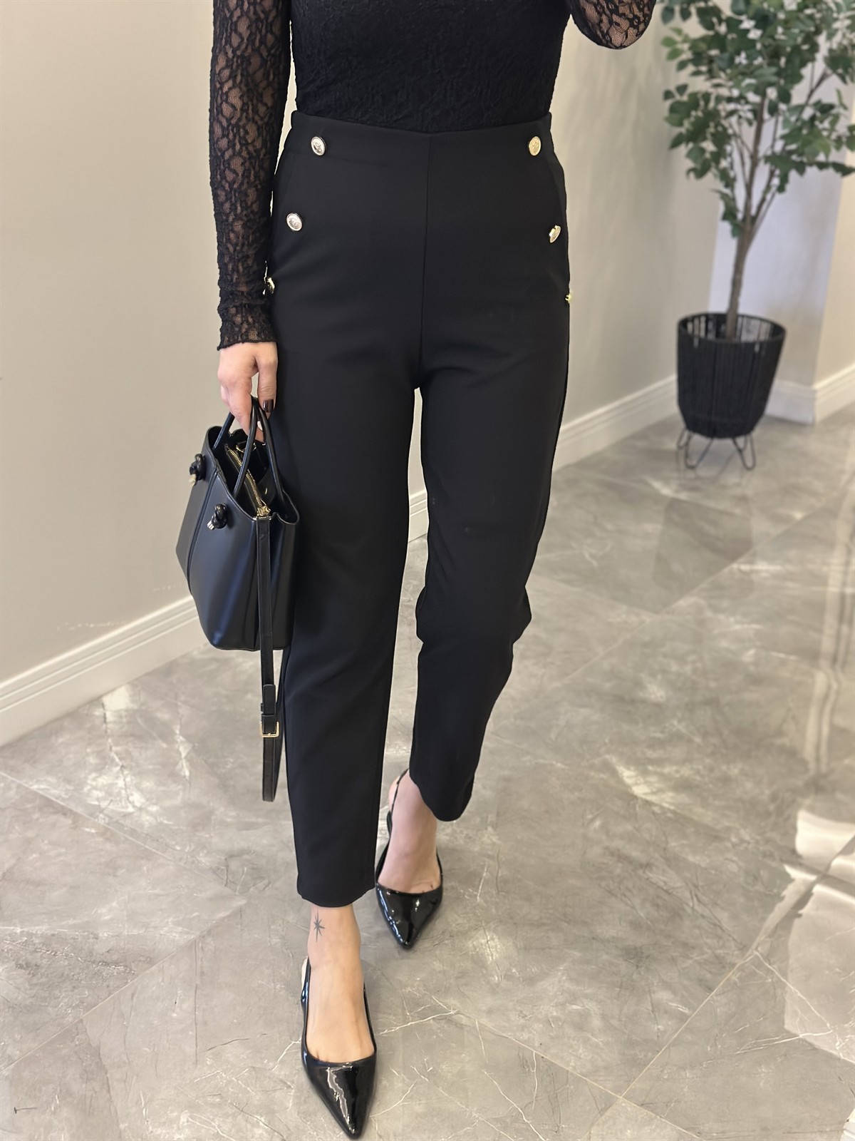 Beli Lastikli Gold Düğmeli Havuç Pantolon - Siyah