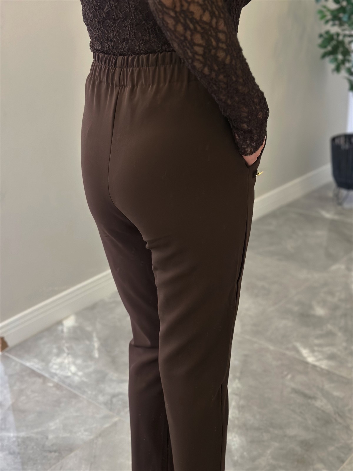 Beli Lastikli Gold Düğmeli Havuç Pantolon - Kahverengi