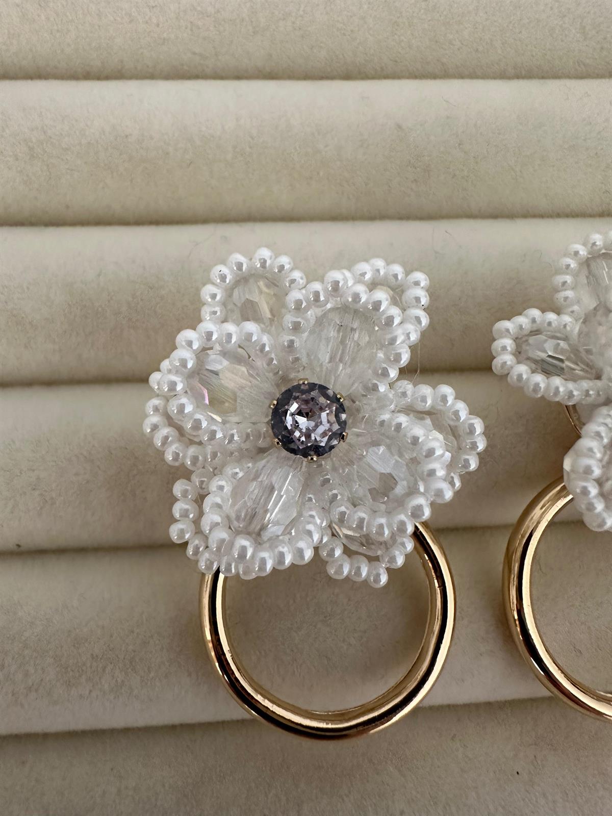 Beyaz Çiçek Gold  Detay Tasarım Küpe