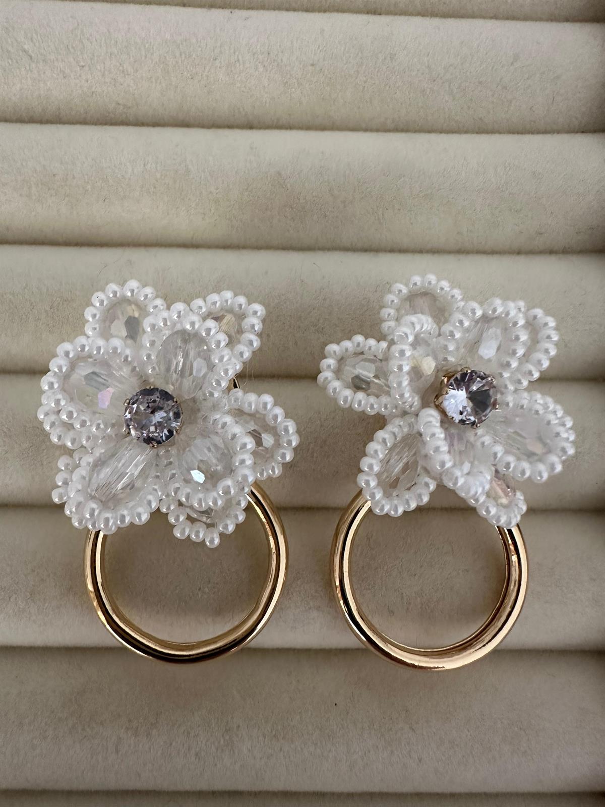 Beyaz Çiçek Gold  Detay Tasarım Küpe