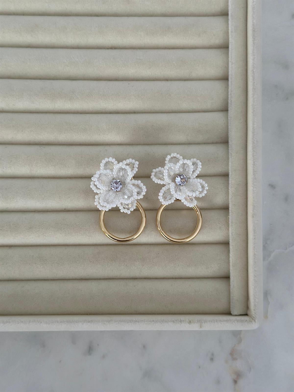 Beyaz Çiçek Gold  Detay Tasarım Küpe