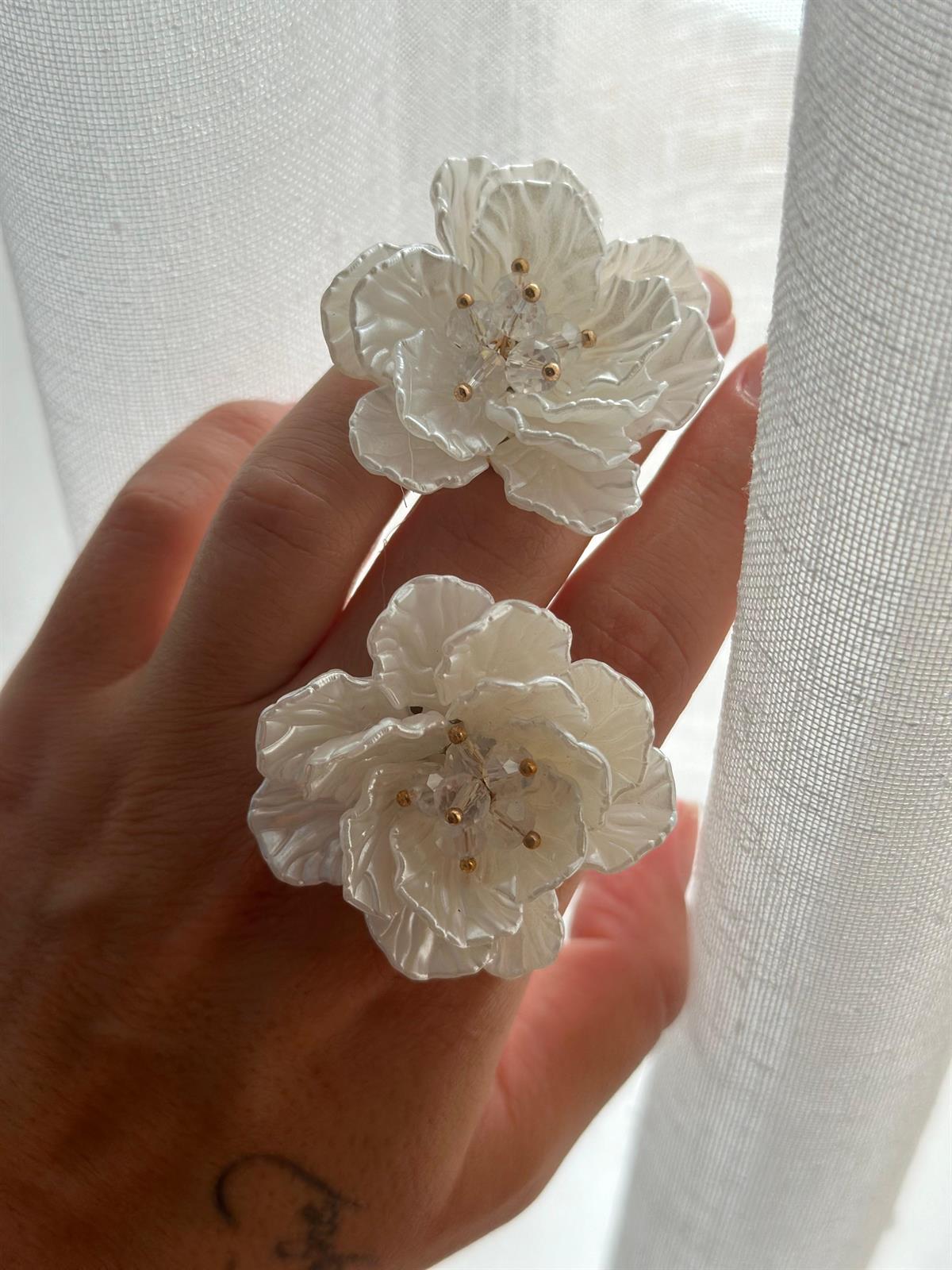 Beyaz Çiçek Tasarım Küpe