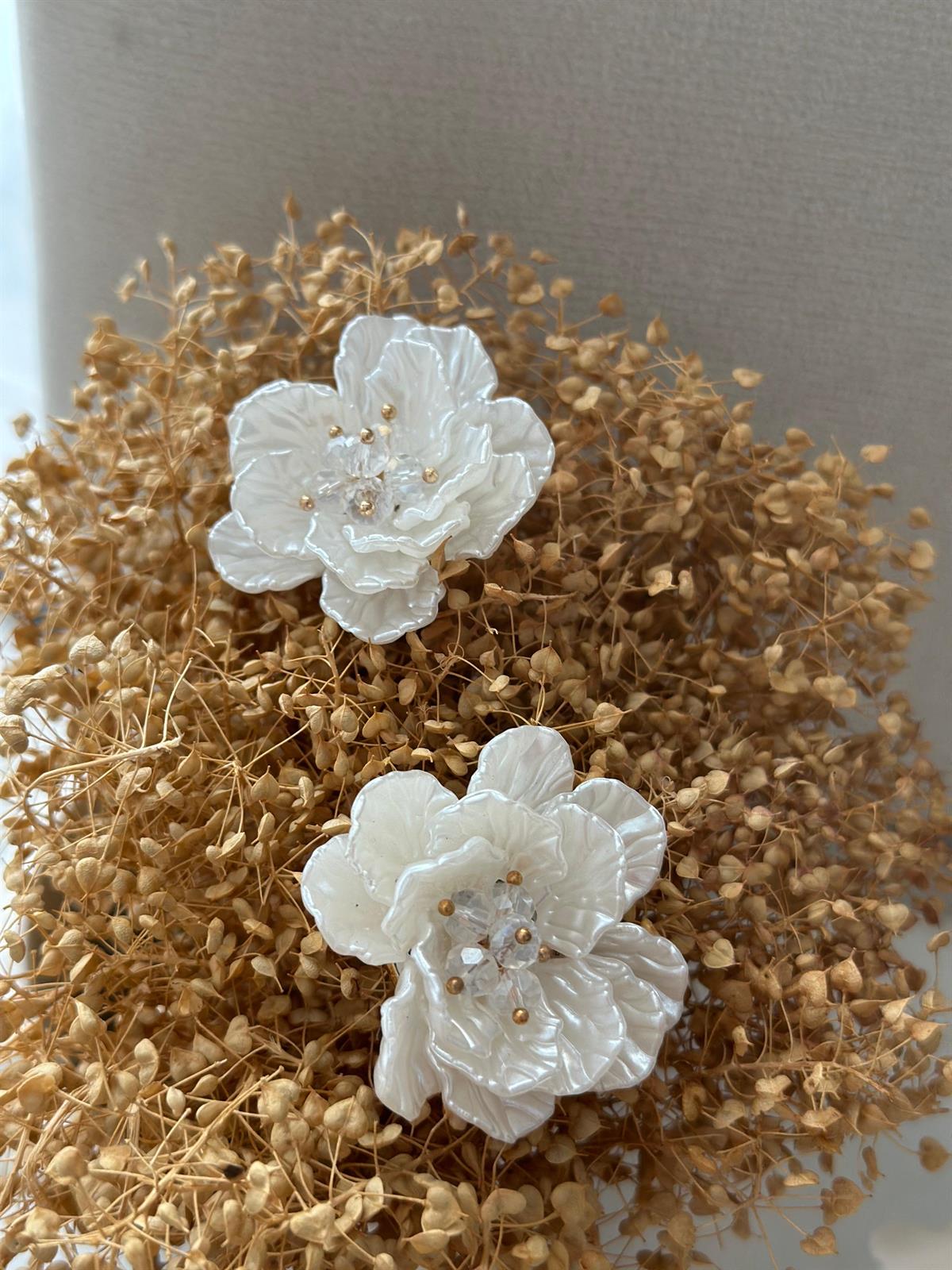 Beyaz Çiçek Tasarım Küpe