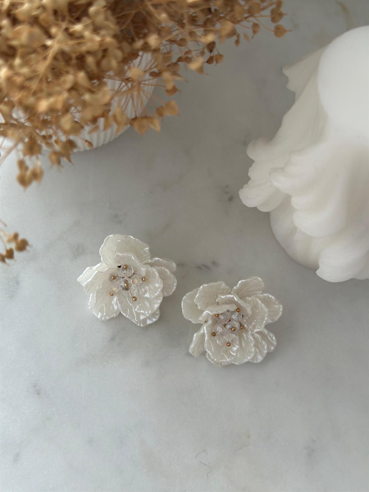 Beyaz Çiçek Tasarım Küpe