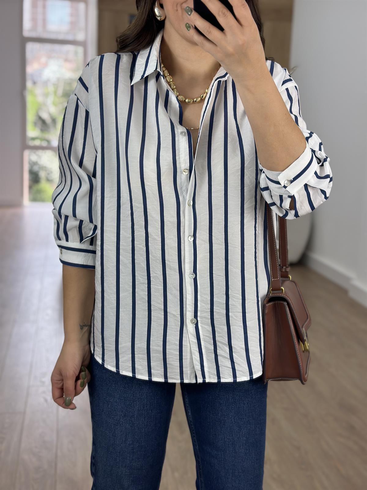 Beyaz Üzeri Lacivert Çizgili Tnsel Gömlek