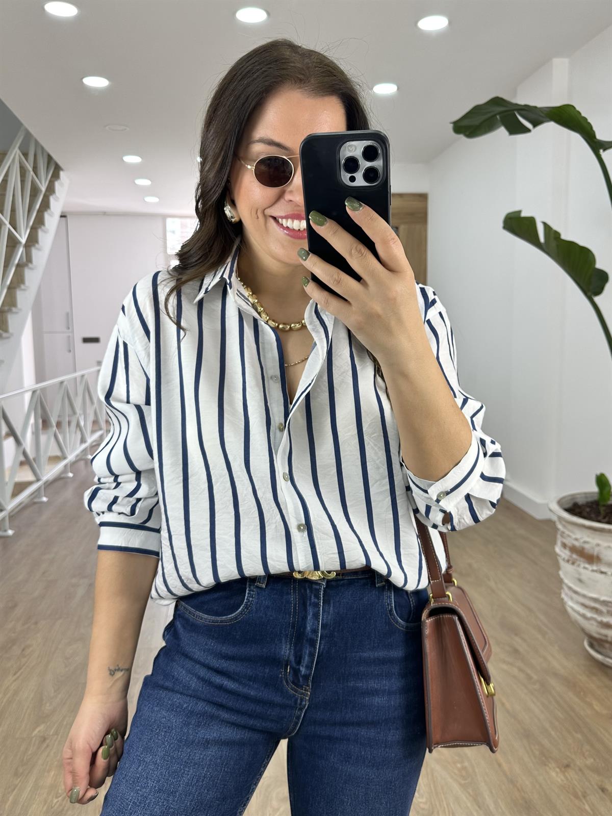 Beyaz Üzeri Lacivert Çizgili Tnsel Gömlek