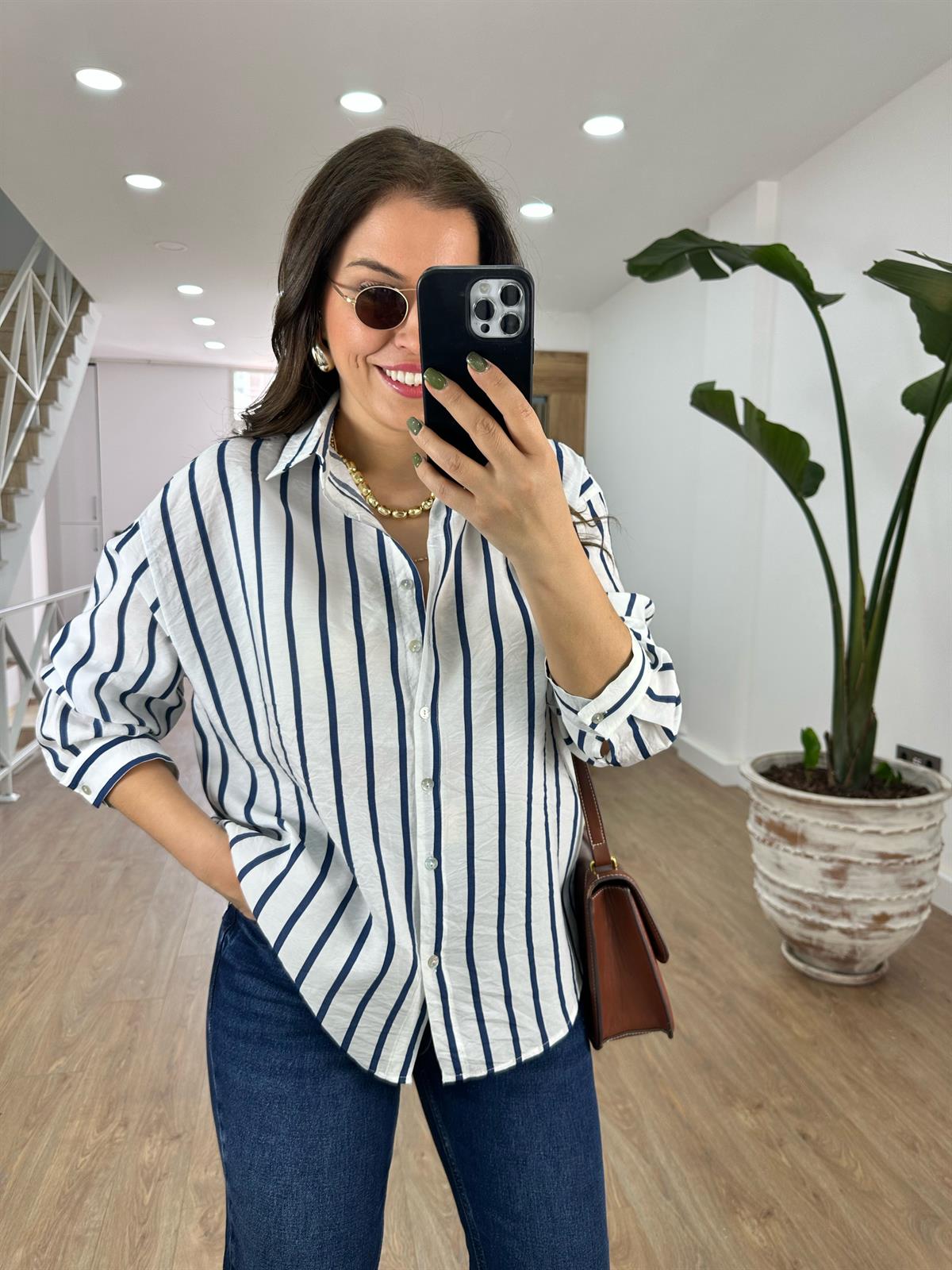 Beyaz Üzeri Lacivert Çizgili Tnsel Gömlek