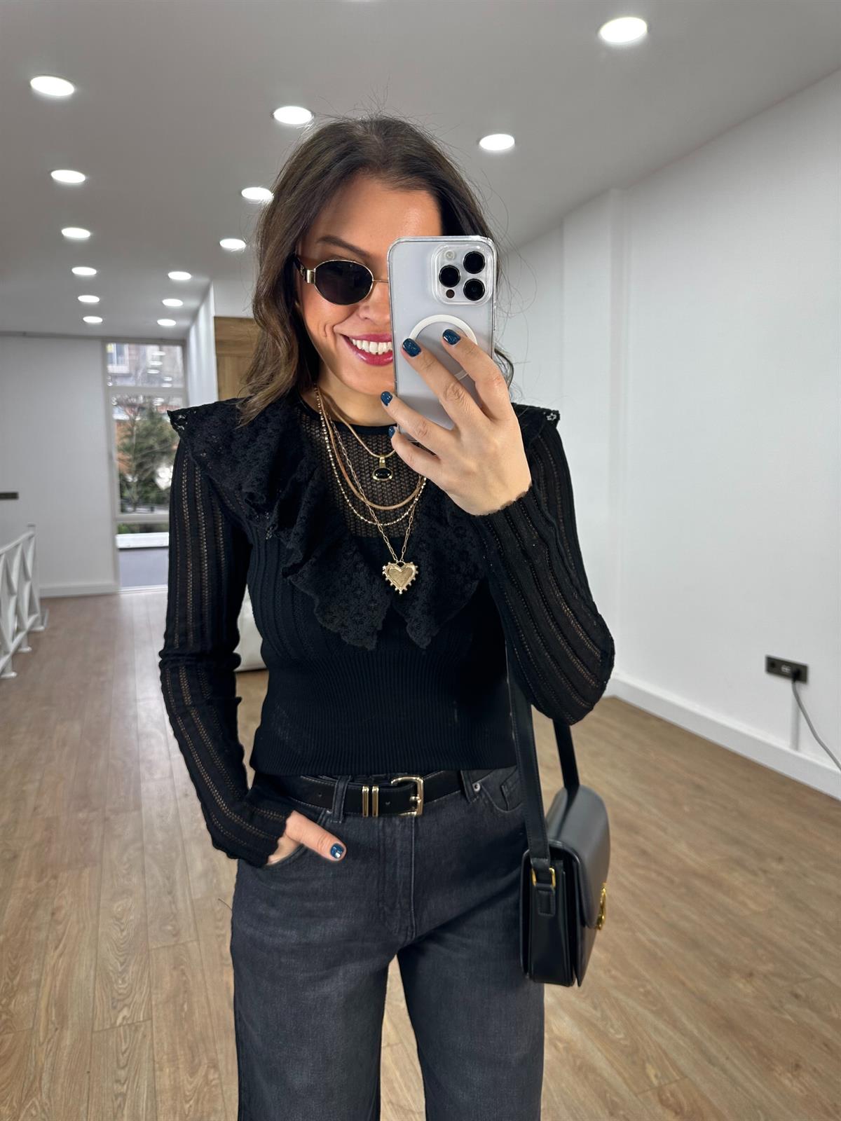 Bisiklet Yaka Dantel Fırfırlı Bluz - Siyah