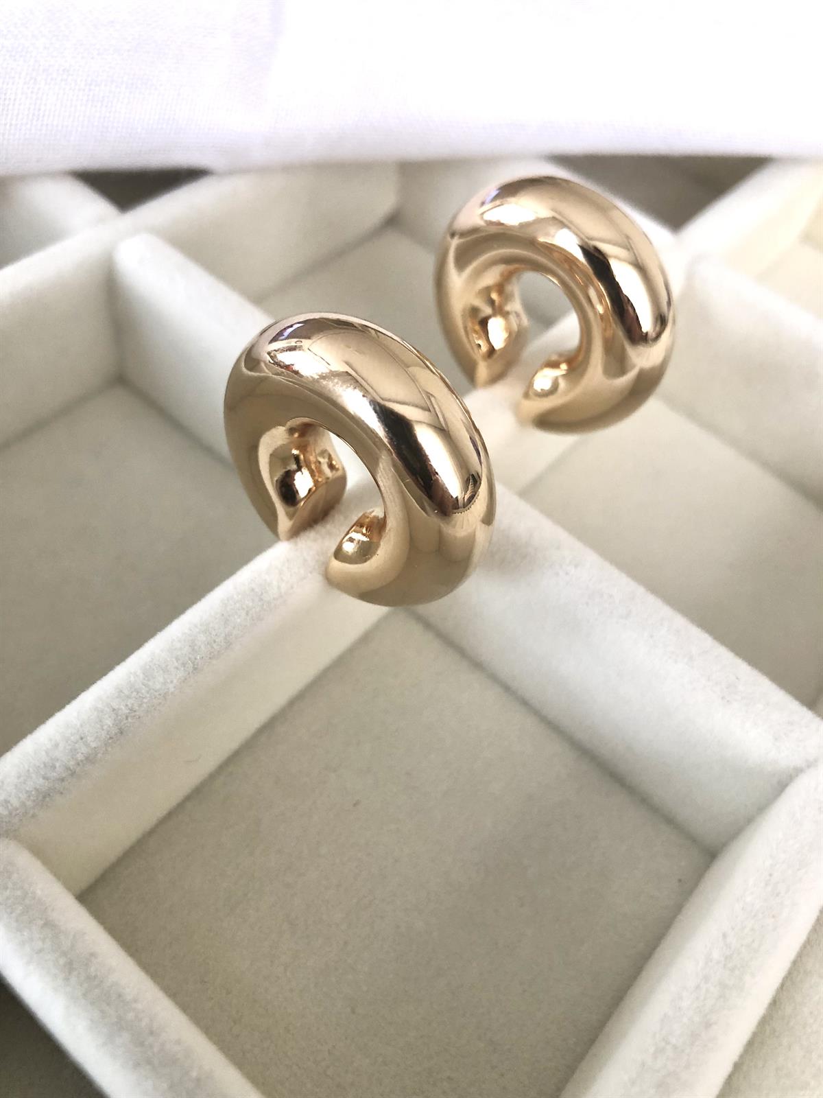 Bombeli Gold Kalın Kıkırdak Küpe