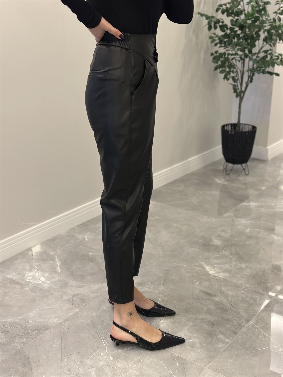 Çapraz Kapama Beli Lastikli Deri Pantolon - Siyah 