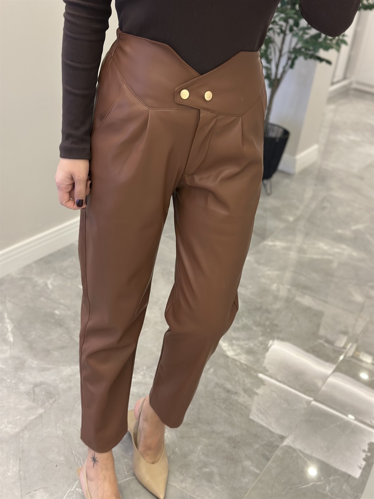 Çapraz Kapama Beli Lastikli Deri Pantolon - Taba 