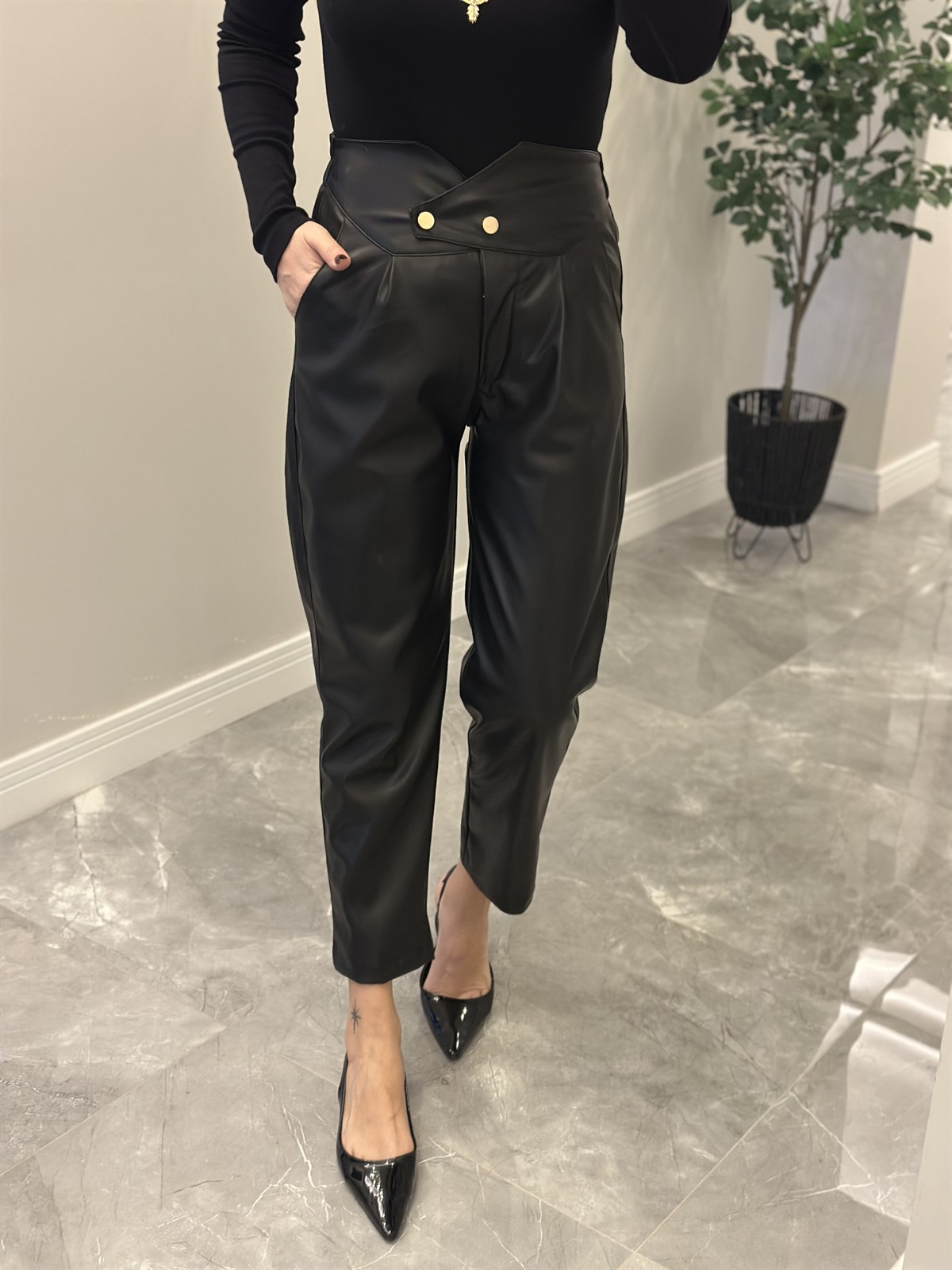Çapraz Kapama Beli Lastikli Deri Pantolon - Siyah 