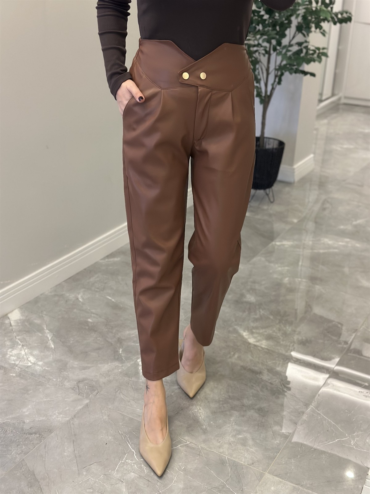 Çapraz Kapama Beli Lastikli Deri Pantolon - Taba 