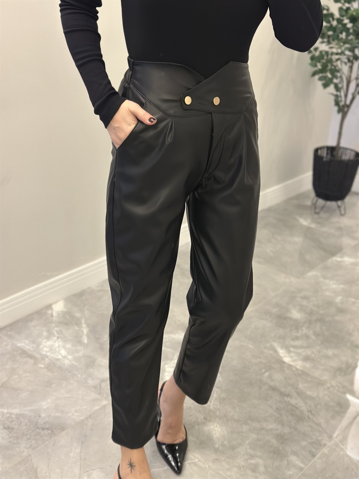 Çapraz Kapama Beli Lastikli Deri Pantolon - Siyah 