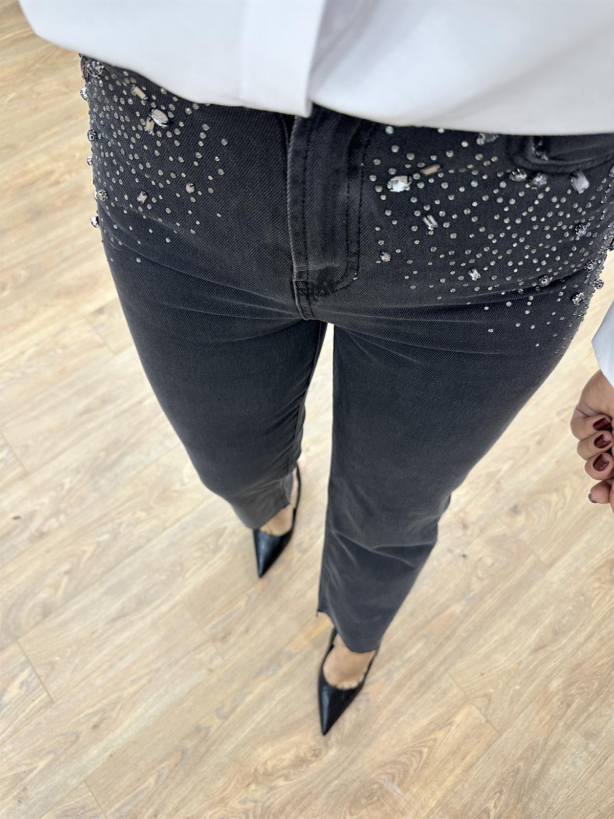 Cepleri Taşlı Paçası Kesik Jean