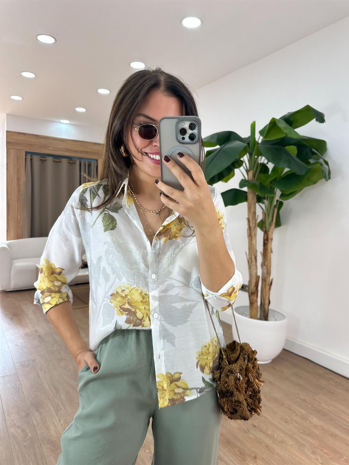 Çiçek Desenli Tiril Gömlek