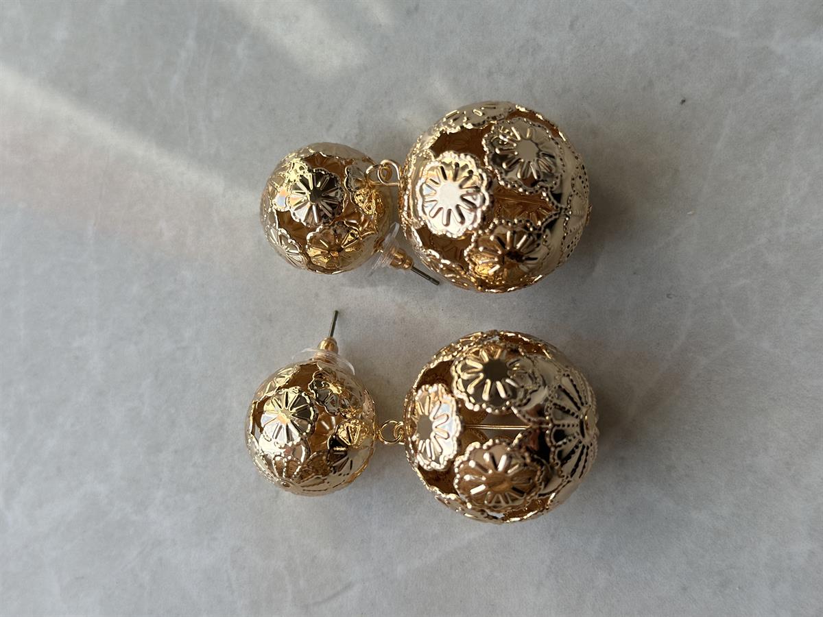 Çiçek Motifli Çift Küre Gold Küpe