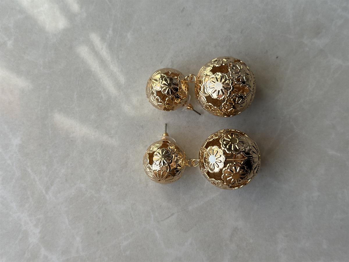 Çiçek Motifli Çift Küre Gold Küpe
