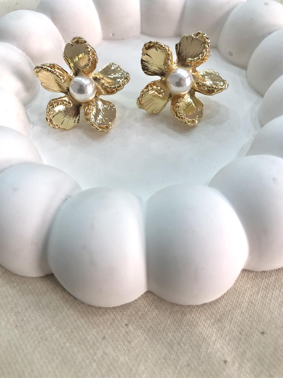 Çiçek Tasarım Ortası İnci Gold Küpe