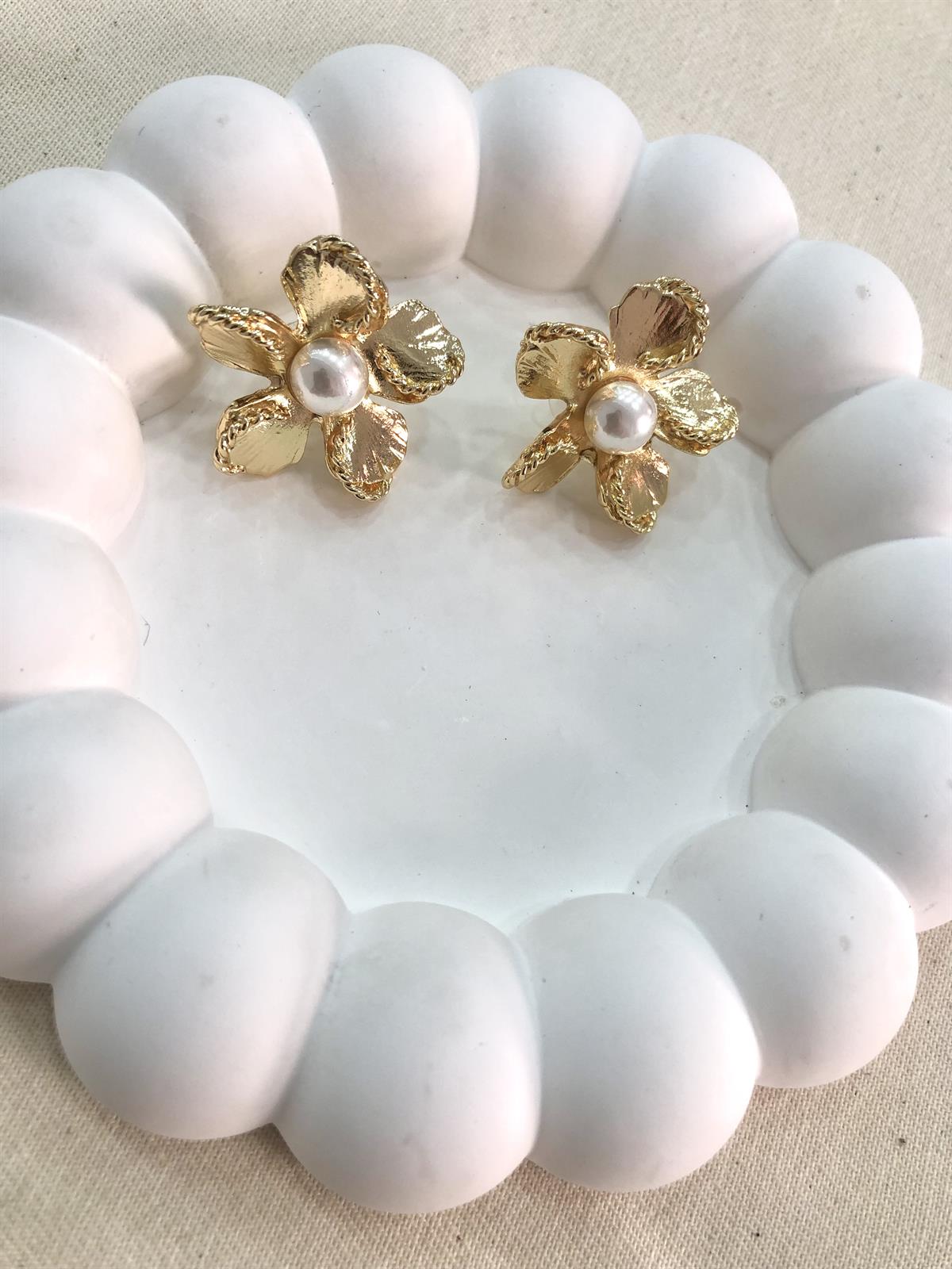 Çiçek Tasarım Ortası İnci Gold Küpe