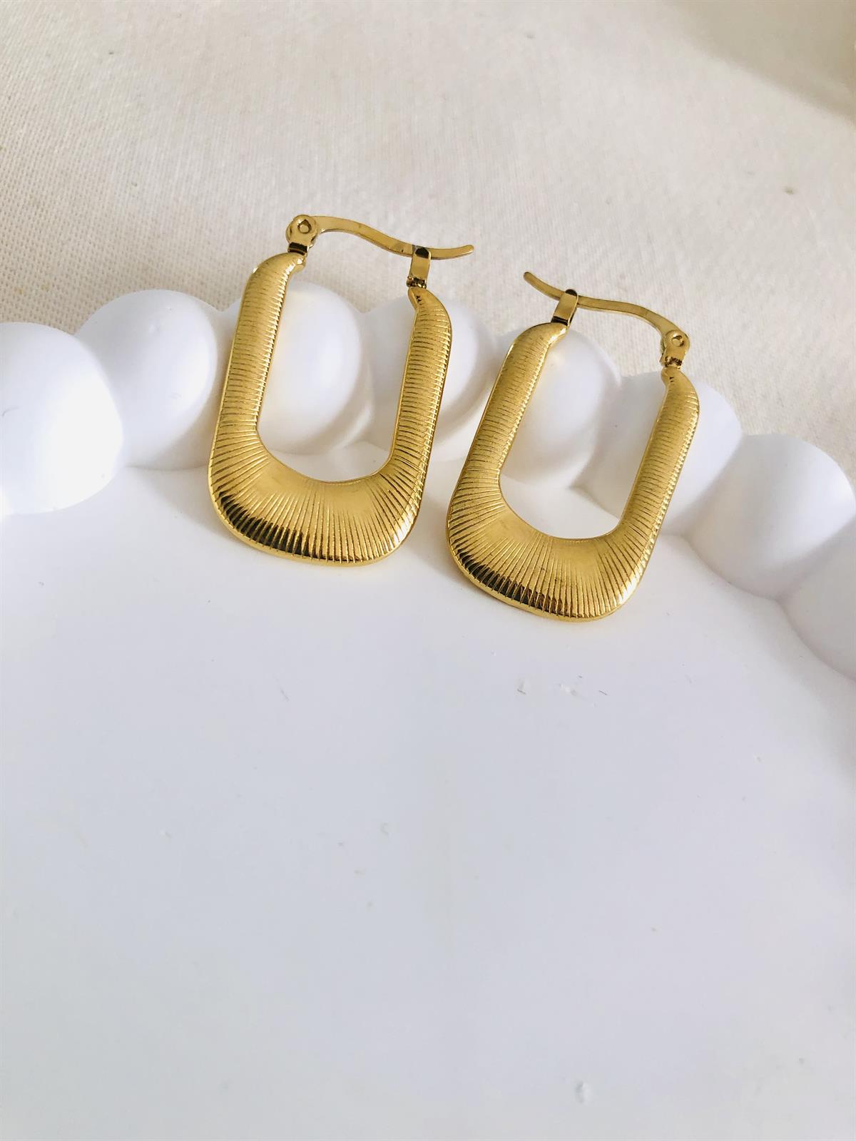 Çizgi Desenli Gold U Küpe