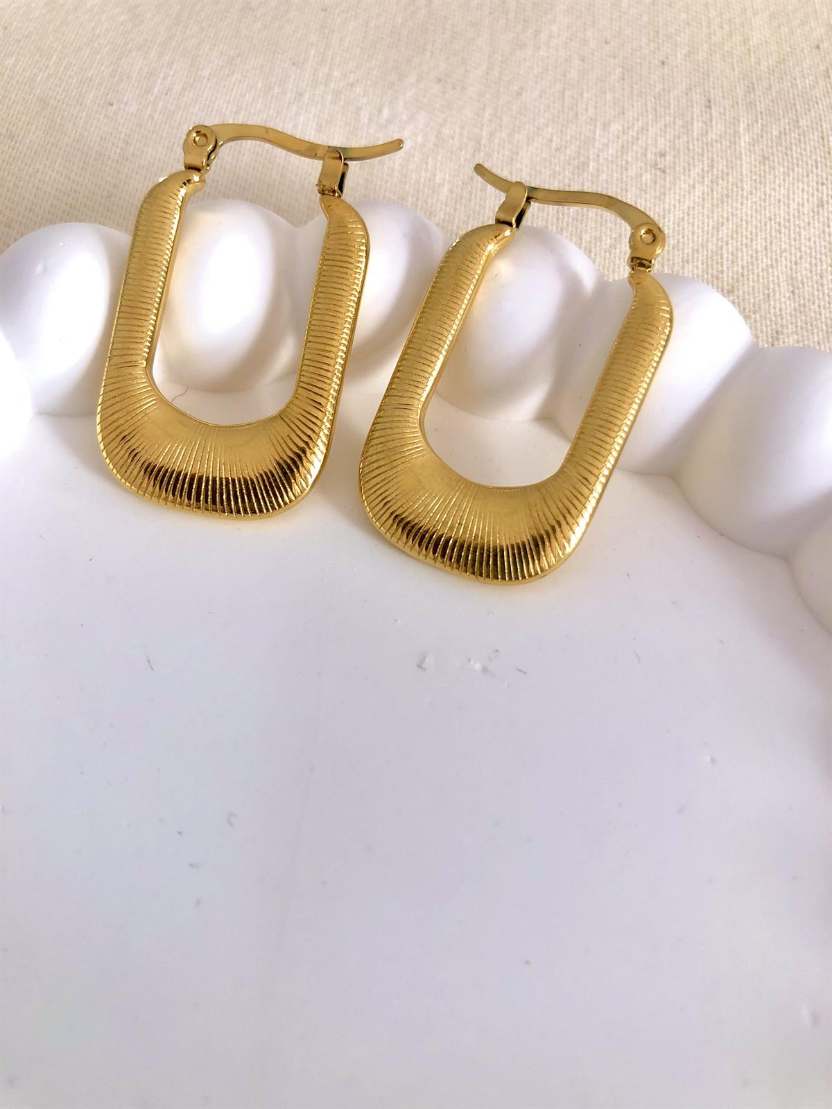 Çizgi Desenli Gold U Küpe