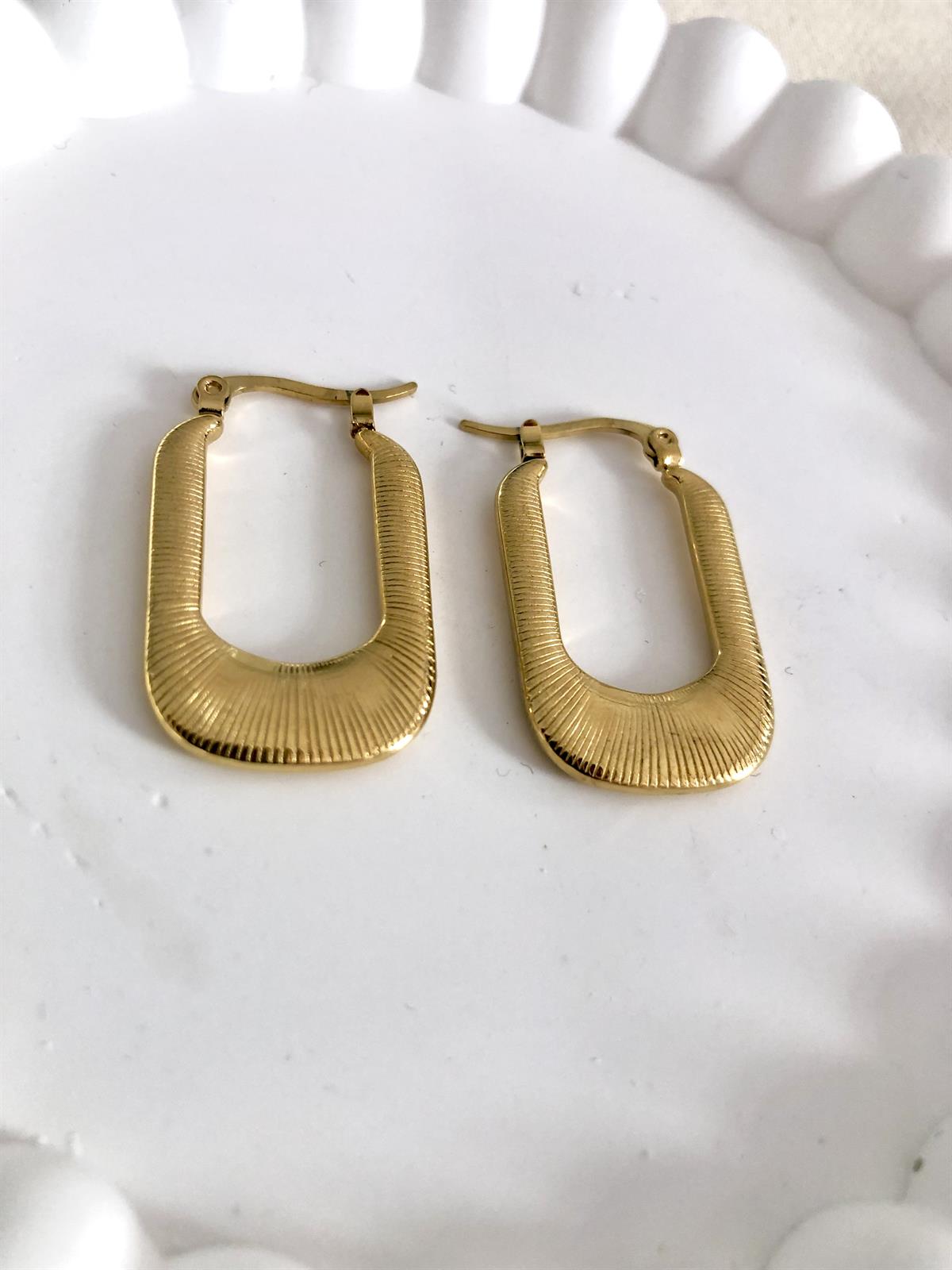 Çizgi Desenli Gold U Küpe