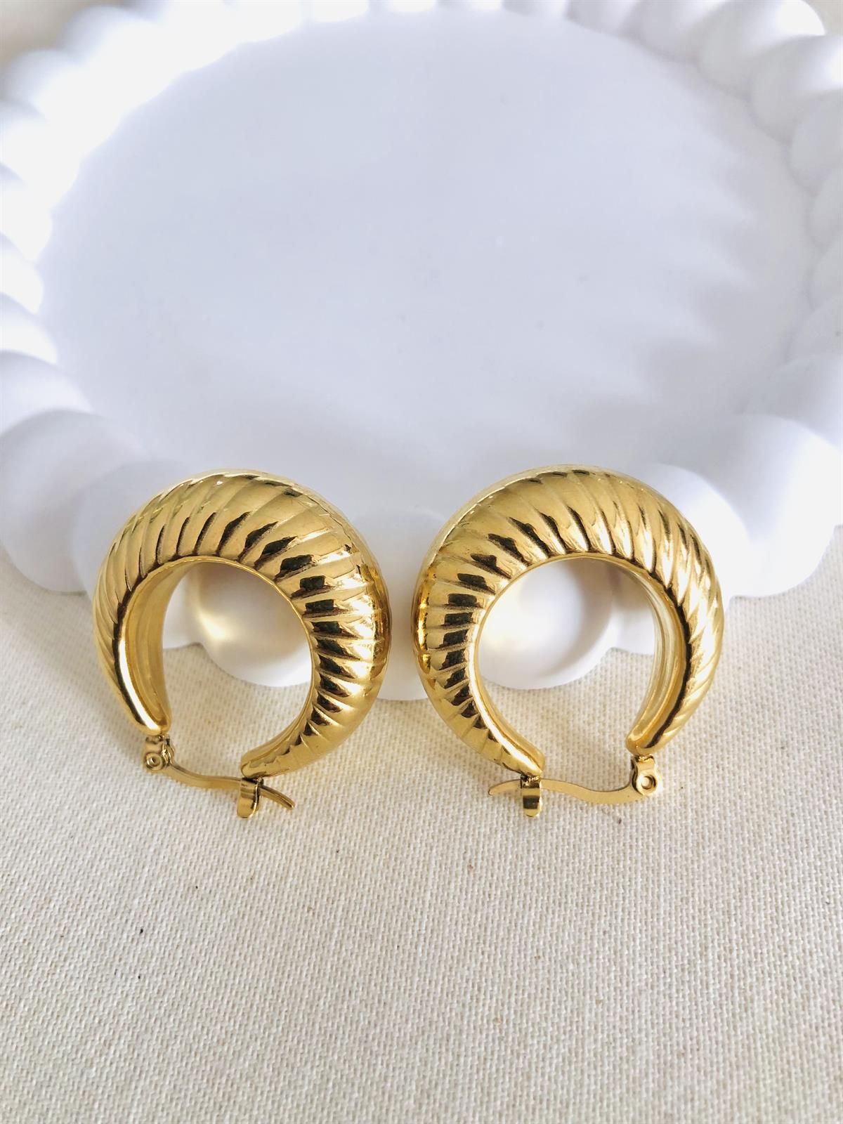 Çizgi Desenli Gold Yuvarlak Küpe
