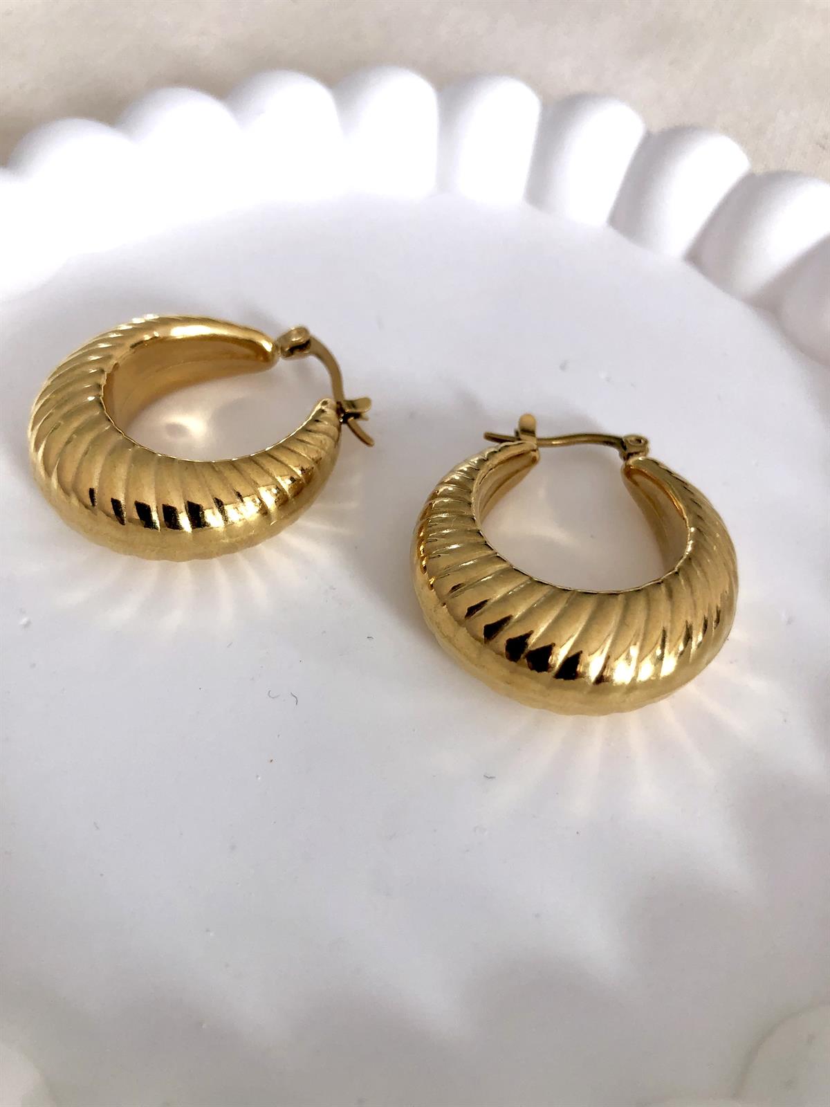 Çizgi Desenli Gold Yuvarlak Küpe