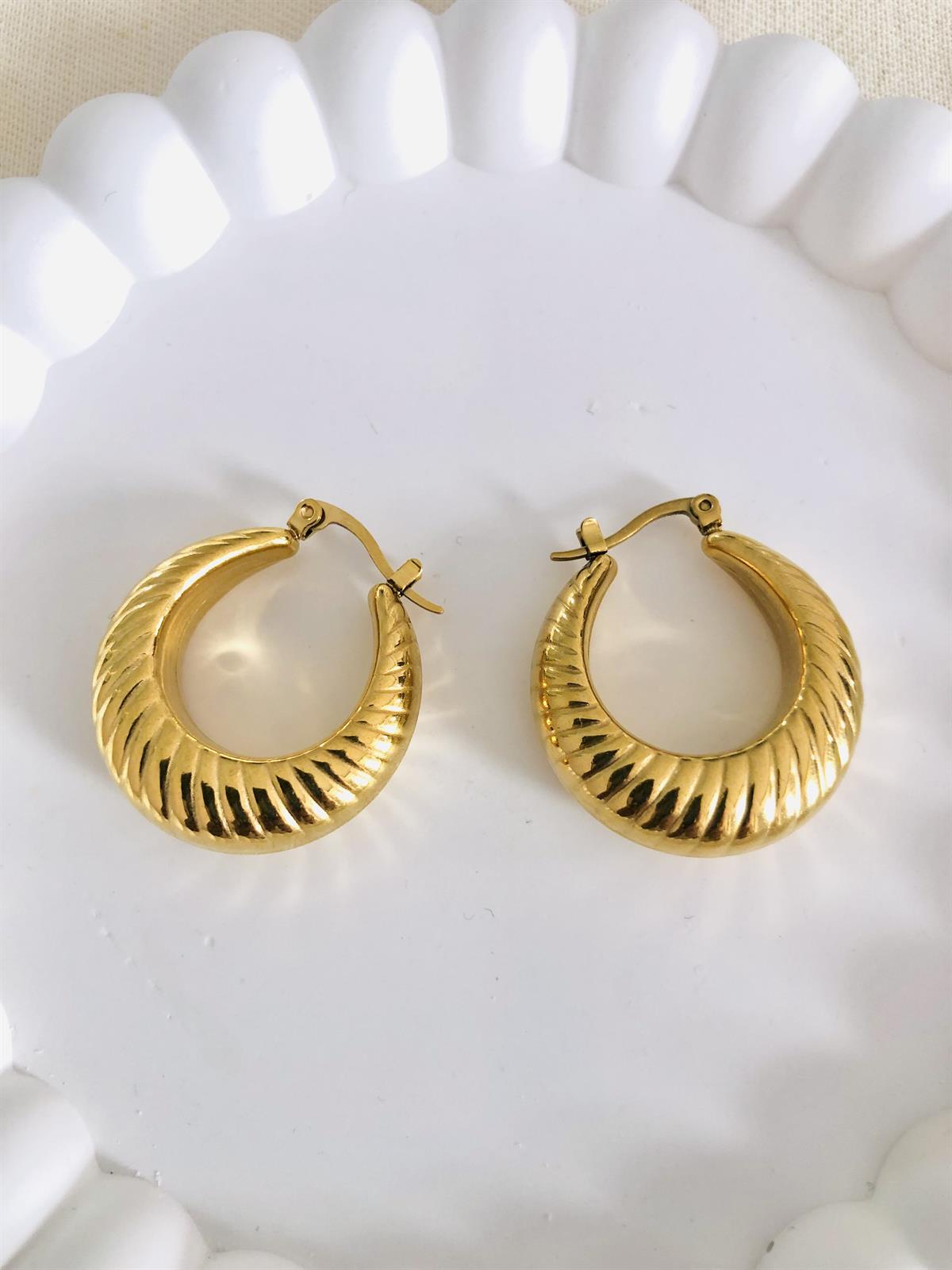 Çizgi Desenli Gold Yuvarlak Küpe
