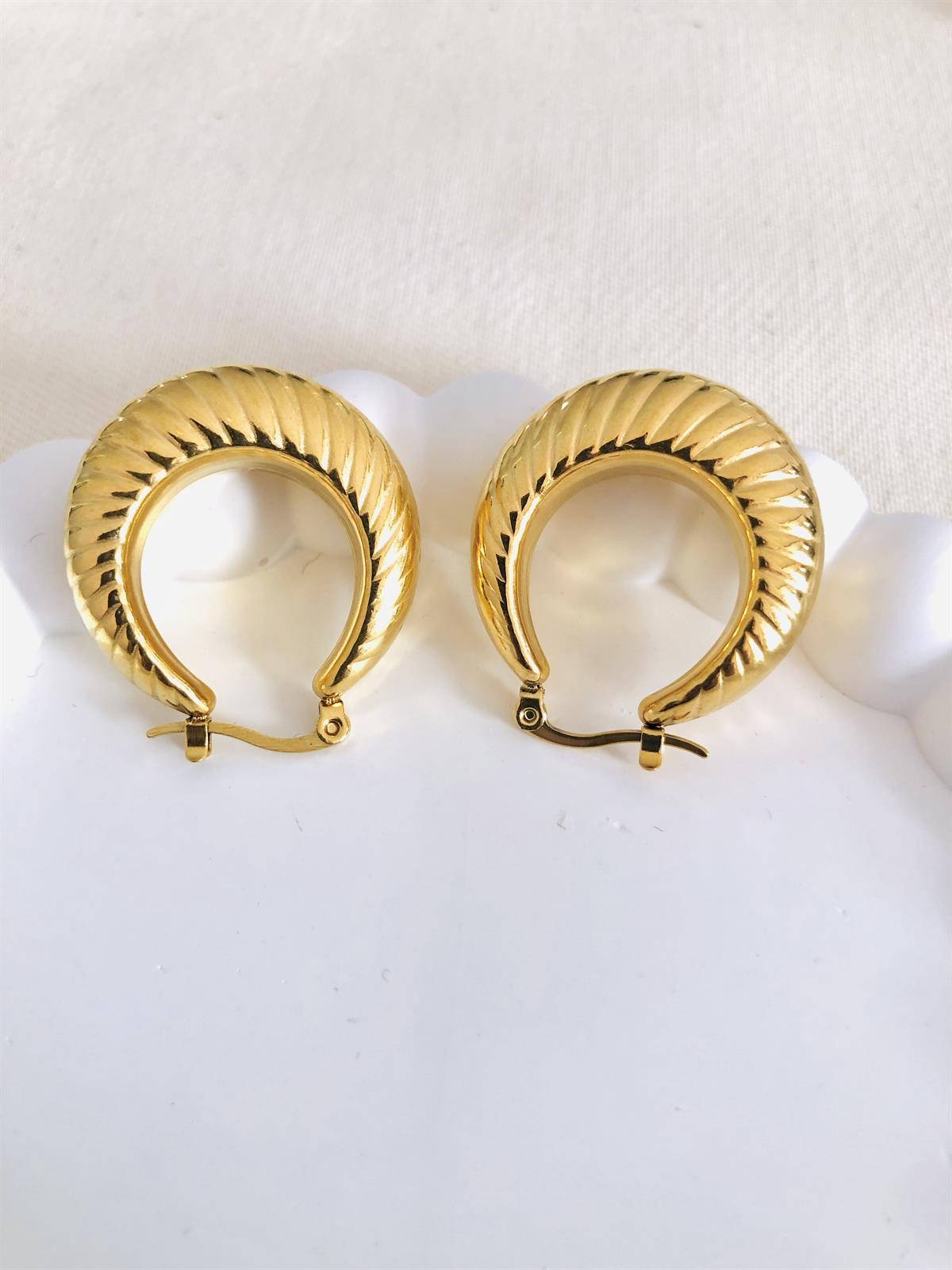 Çizgi Desenli Gold Yuvarlak Küpe