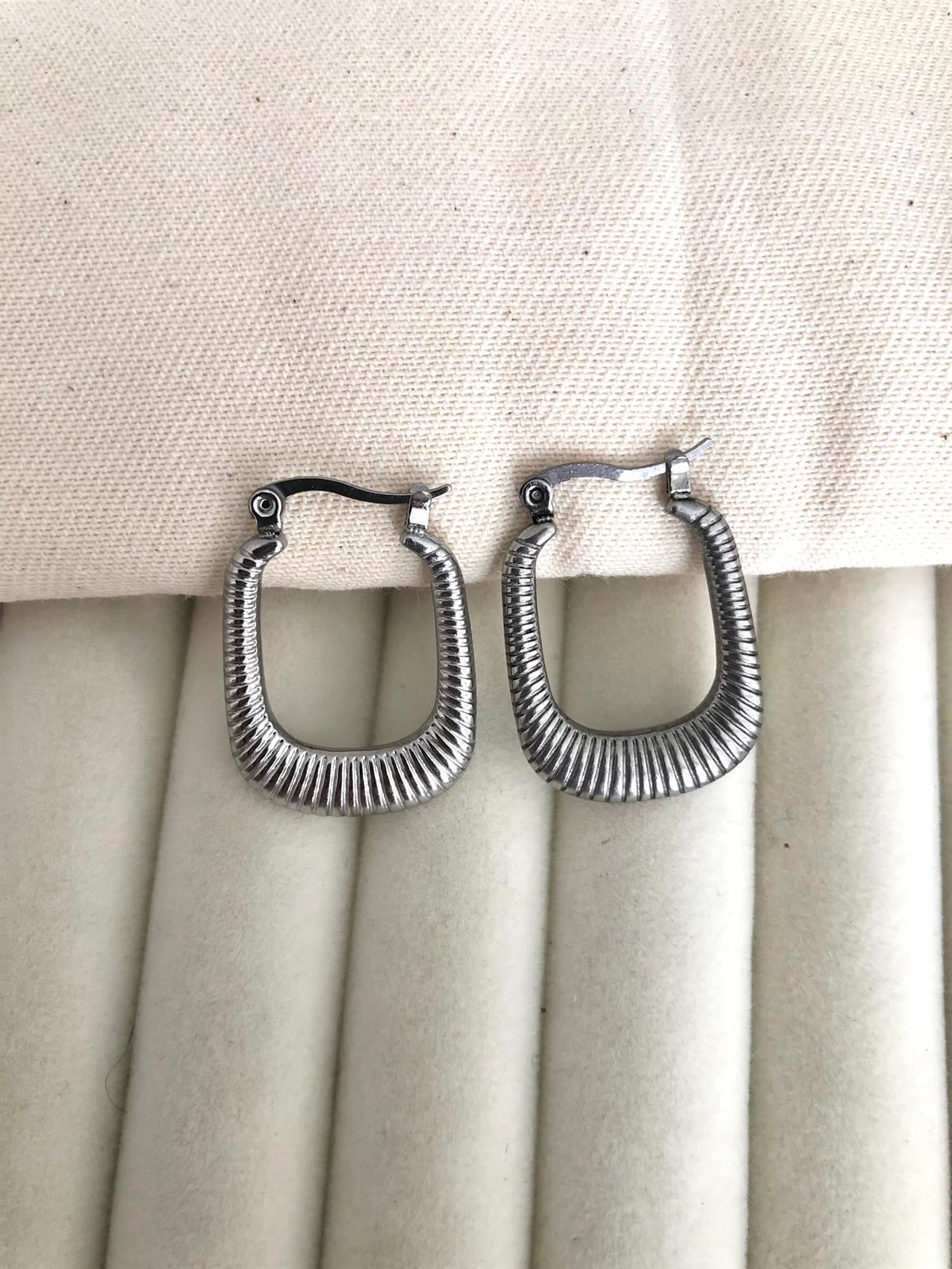 Çizgi Desenli Gümüş U Küpe