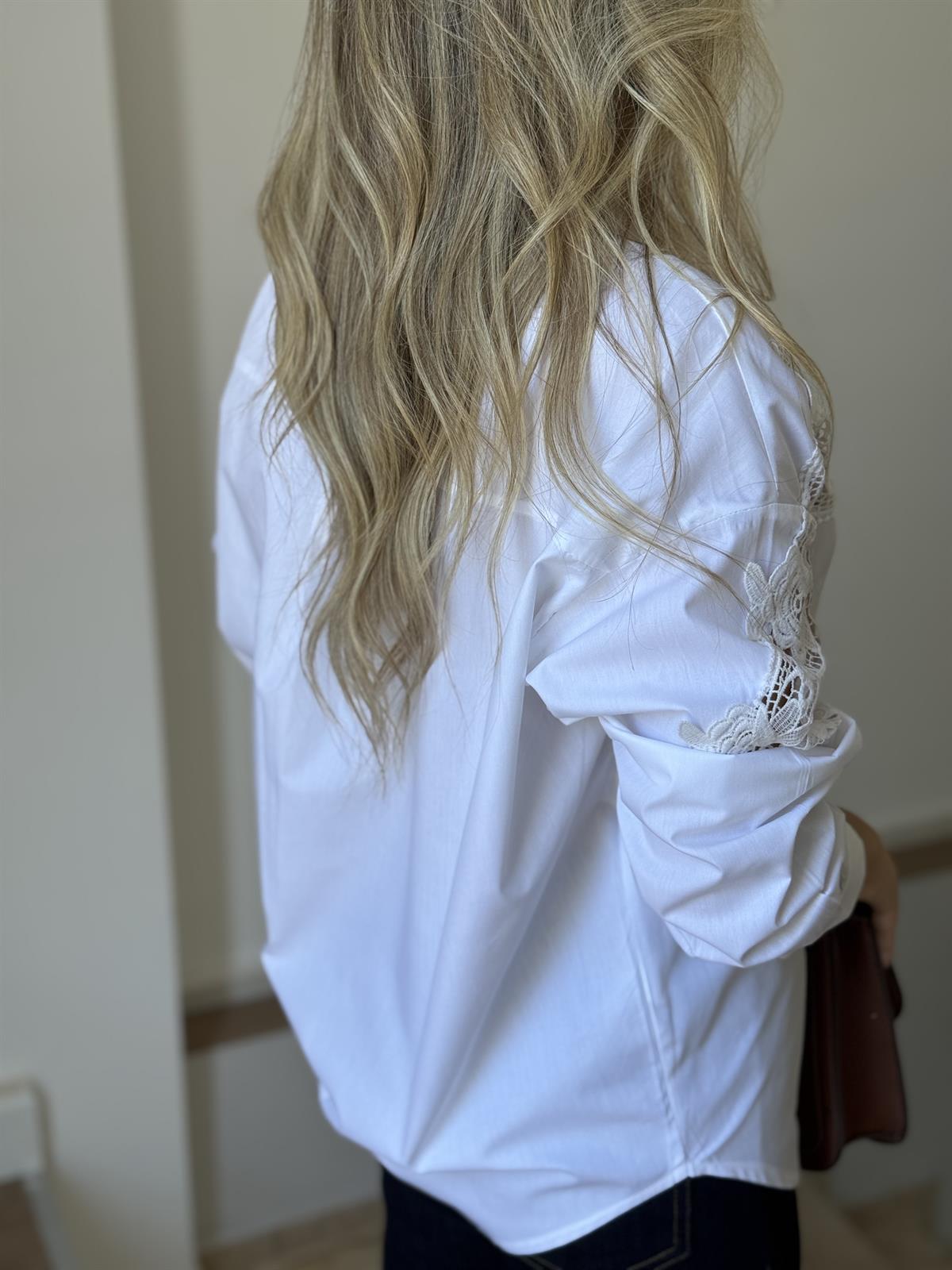 Dantel Detaylı Gömlek 