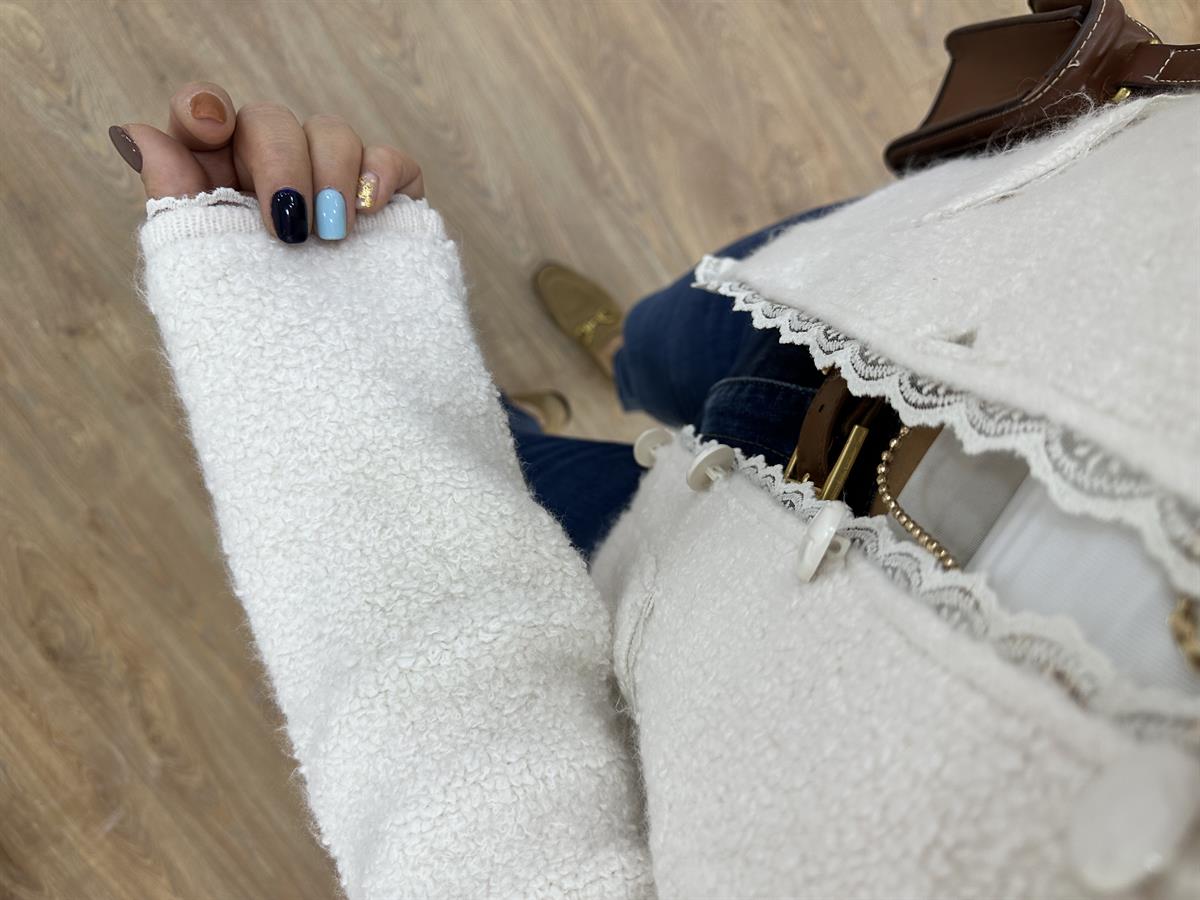 Dantel Detaylı Önden Cepli Buklet Hırka-Ekru