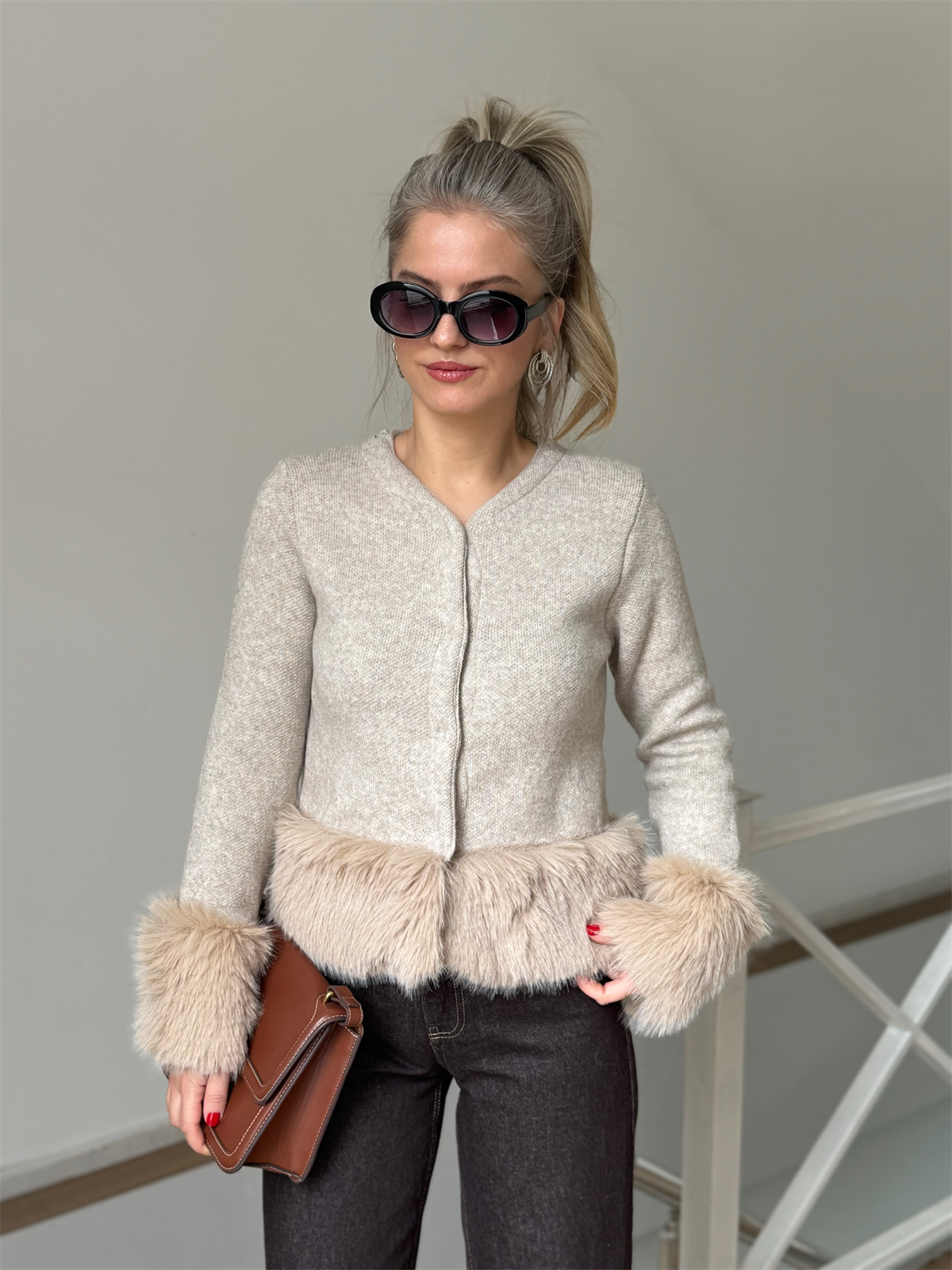 Beli ve Kolları Kürklü Triko Hırka - Krem